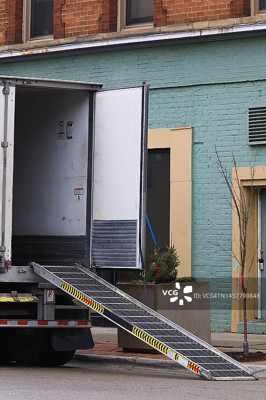 城市地区的带卸货坡道的货运卡车拖车图片素材