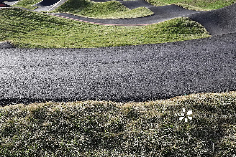 带丘陵的自行车道图片素材