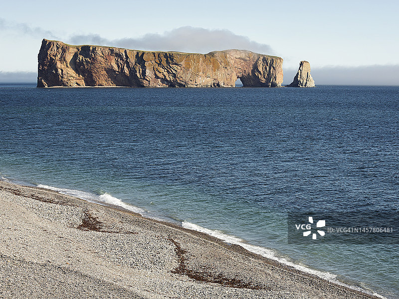 阳光下的佩尔塞海滩和岩石图片素材