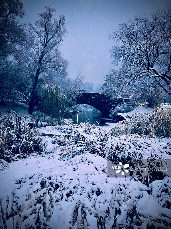 纽约市中央公园盖普斯托桥的傍晚暴风雪图片素材