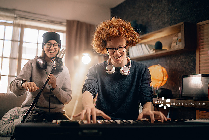 快乐的青少年在家一起玩音乐图片素材