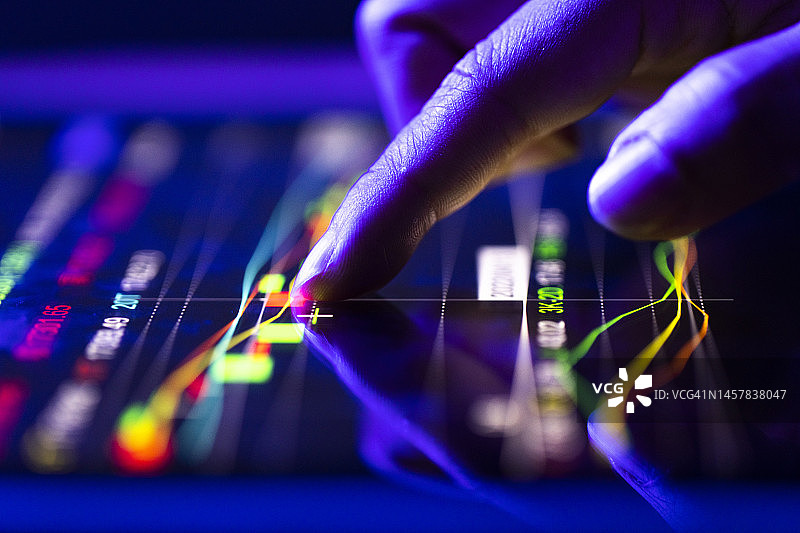 商务人士在电脑屏幕上跟踪股票图表图片素材