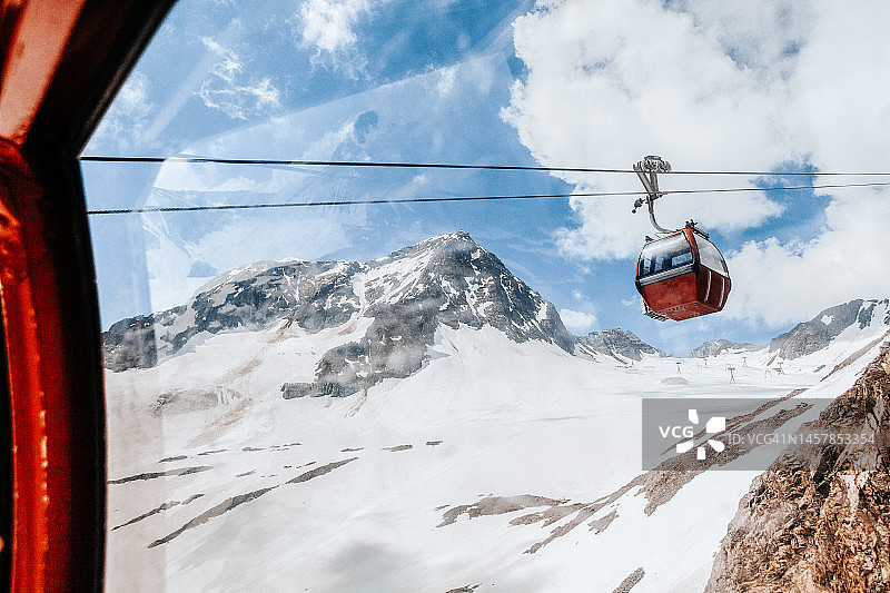 阿尔卑斯山的缆索铁路，从车厢内看图片素材