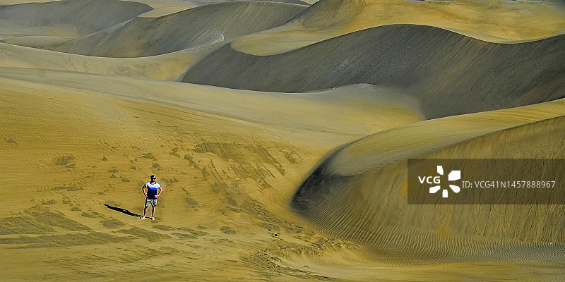 独自一人在加那利群岛马斯帕洛马斯沙丘享受阳光图片素材