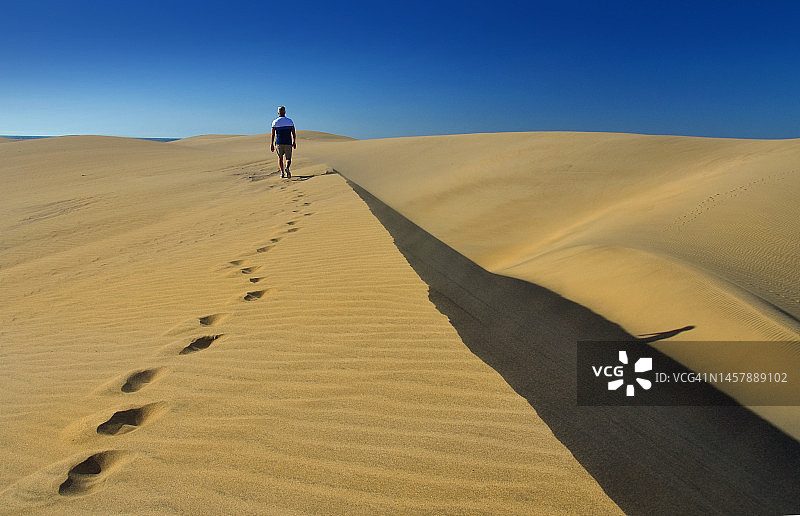 独自一人在加那利群岛马斯帕洛马斯沙丘享受阳光图片素材