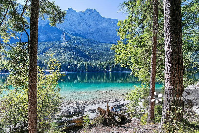 德国巴伐利亚艾布湖与楚格峰图片素材