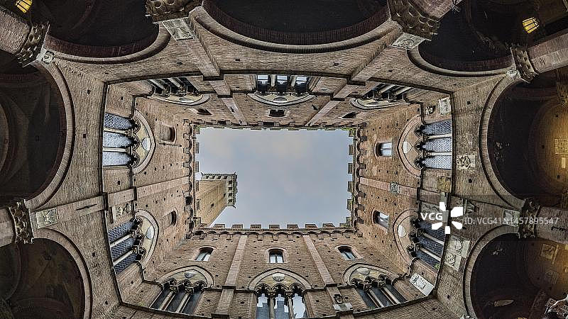 从庭院望向曼贾塔，锡耶纳，托斯卡纳，意大利图片素材