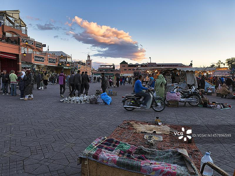 德吉玛广场的当地路人，黄昏，耍蛇广场，摩洛哥马拉喀什图片素材