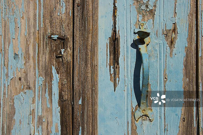 蓝色木门，开门器，油漆剥落，位于希腊克里特岛图片素材