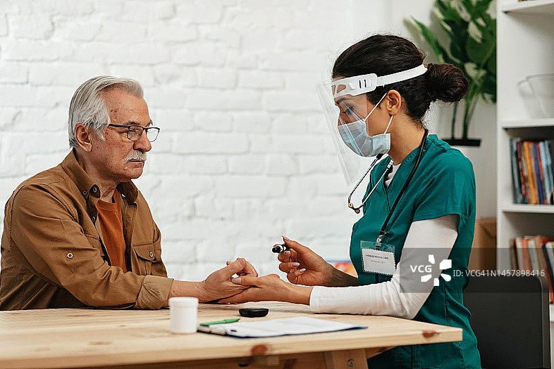 医生在家拜访病人图片素材