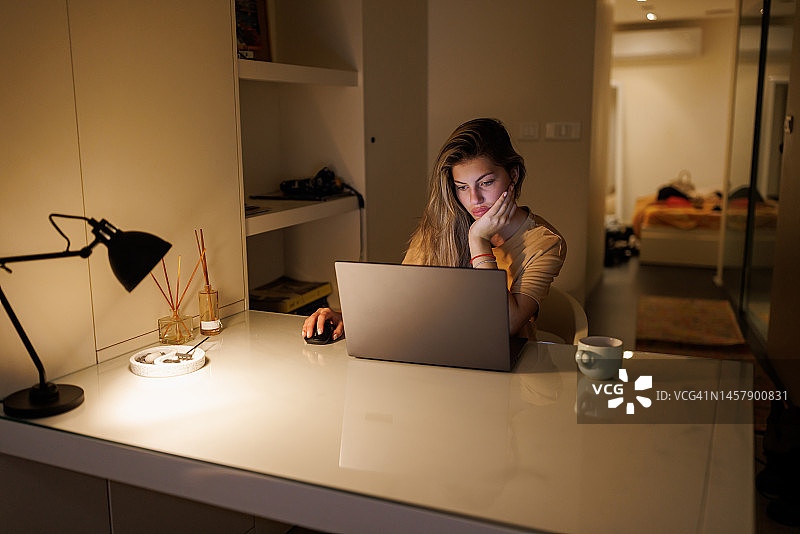 年轻女子在家学习图片素材