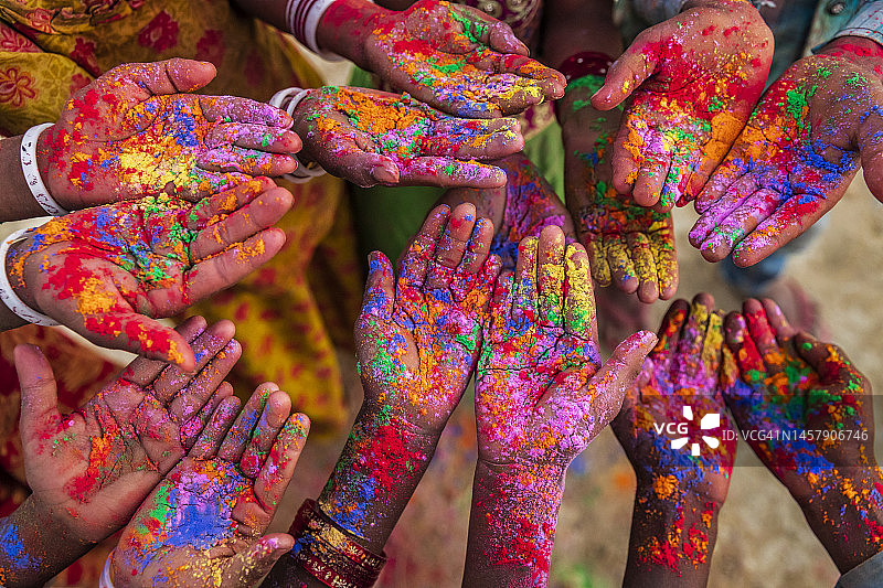 印度的色彩：洒红节期间玩彩色粉末的印度儿童图片素材