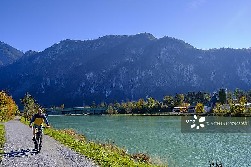 基弗斯费尔登和库夫施泰因之间因河上的骑行者,奥地利蒂罗尔图片素材