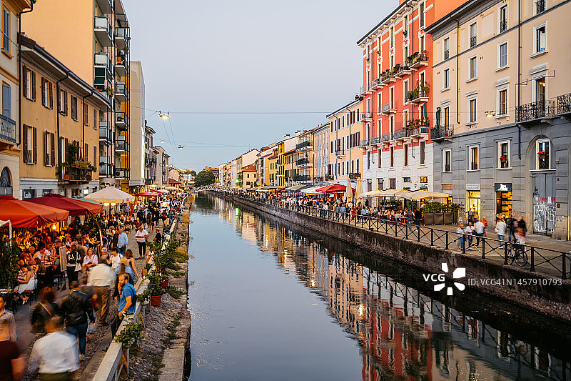 米兰的纳维利运河黎明景色图片素材