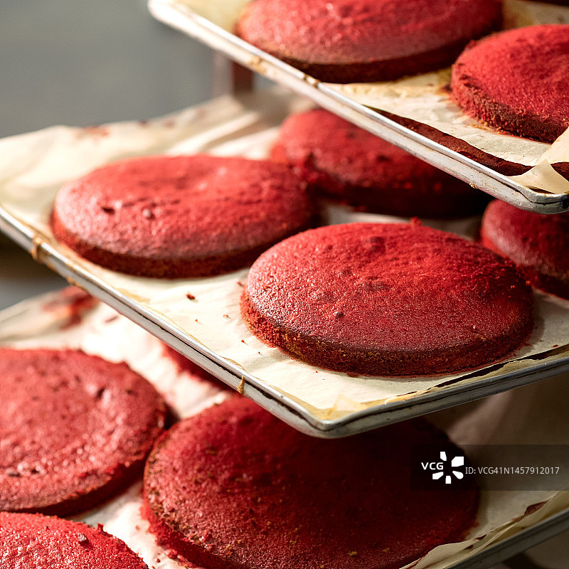 红色丝绒蛋糕分层，生日蛋糕烘焙过程，糖果制作，烤盘上的红色饼干，柔焦图片素材