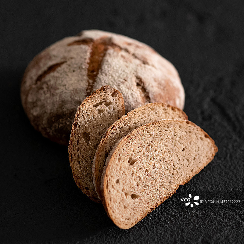 带切片的自制圆形黑麦面包图片素材
