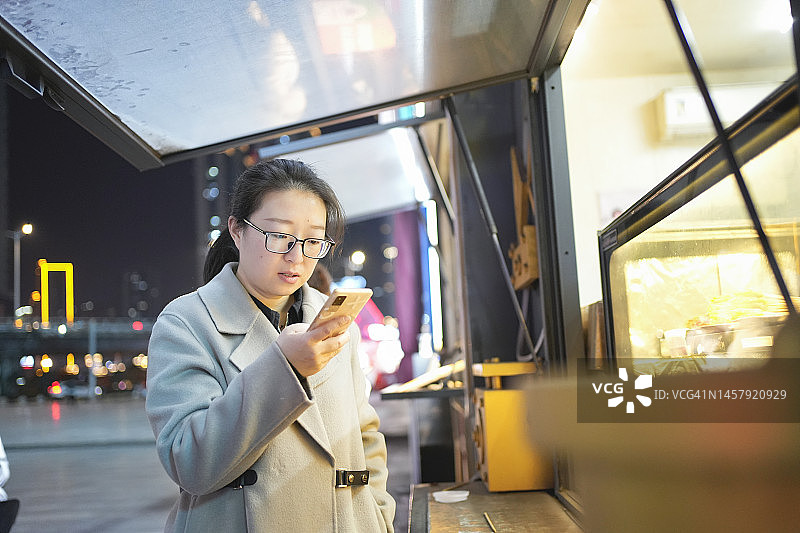 用手机点餐的女人图片素材