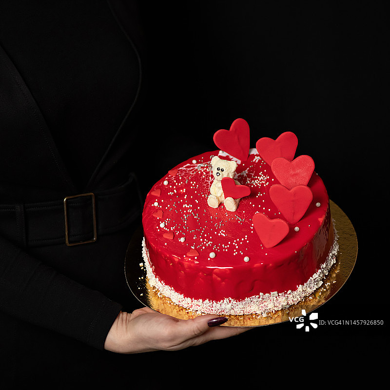 黑色背景上的红色糖霜蛋糕，情人节蛋糕图片素材