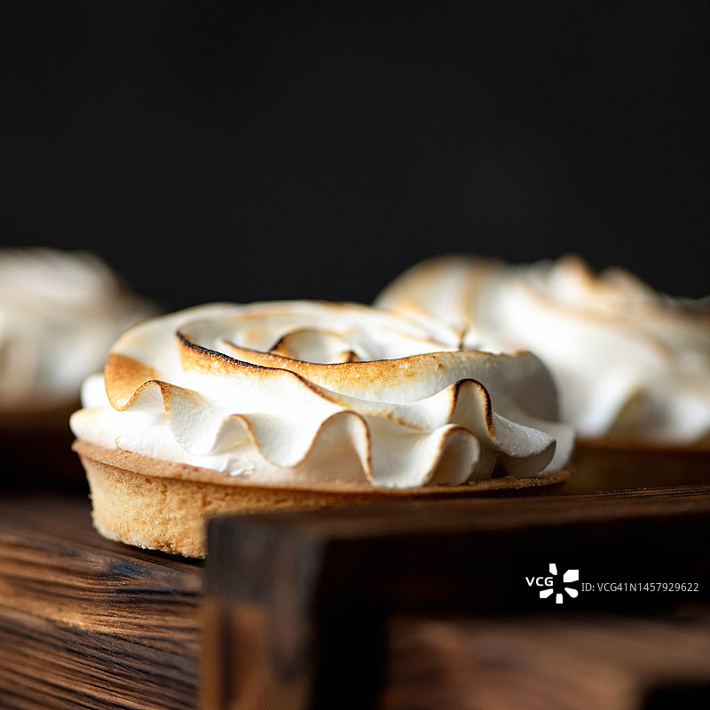 蛋白酥皮挞，木桌上的甜点图片素材