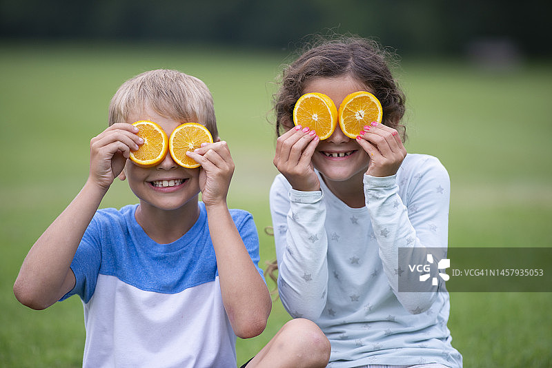 儿童吃西瓜图片素材