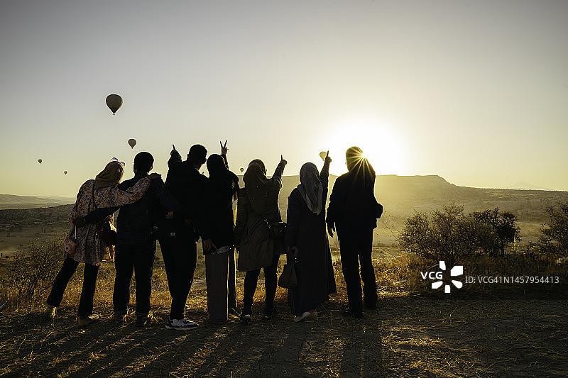 人们在格雷梅欣赏热气球日出图片素材