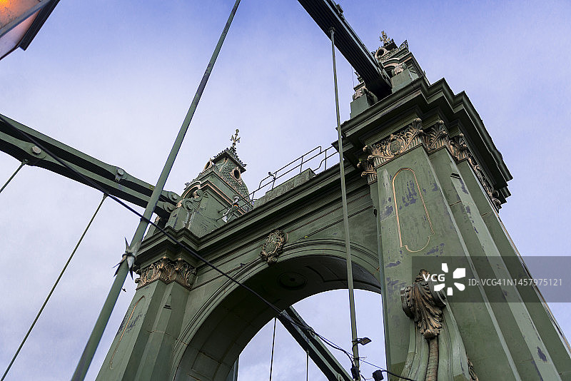 横跨泰晤士河的哈默史密斯桥塔楼上的装饰细节，英国伦敦哈默史密斯图片素材