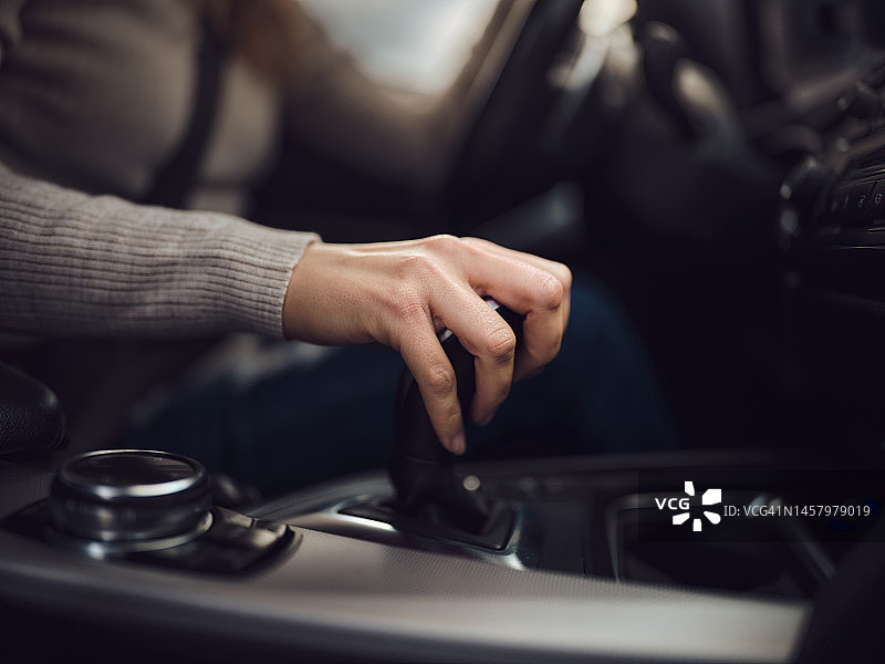 女人手放在自动变速杆上图片素材