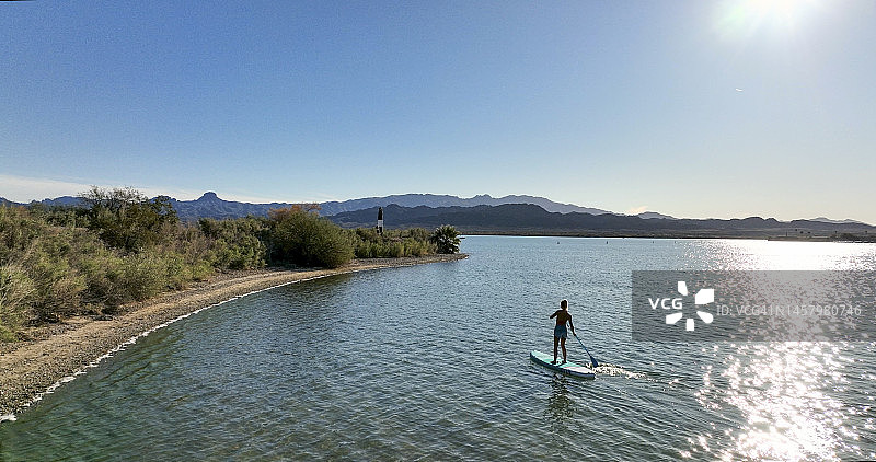 平静湖面上女子桨板（SUP）运动航拍图片素材
