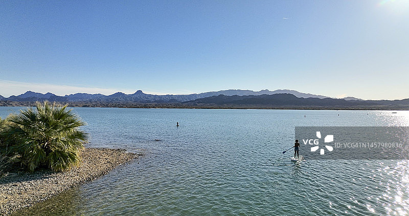 平静湖面上女子桨板（SUP）运动航拍图片素材