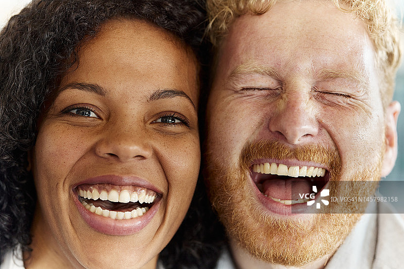 快乐情侣大笑特写图片素材