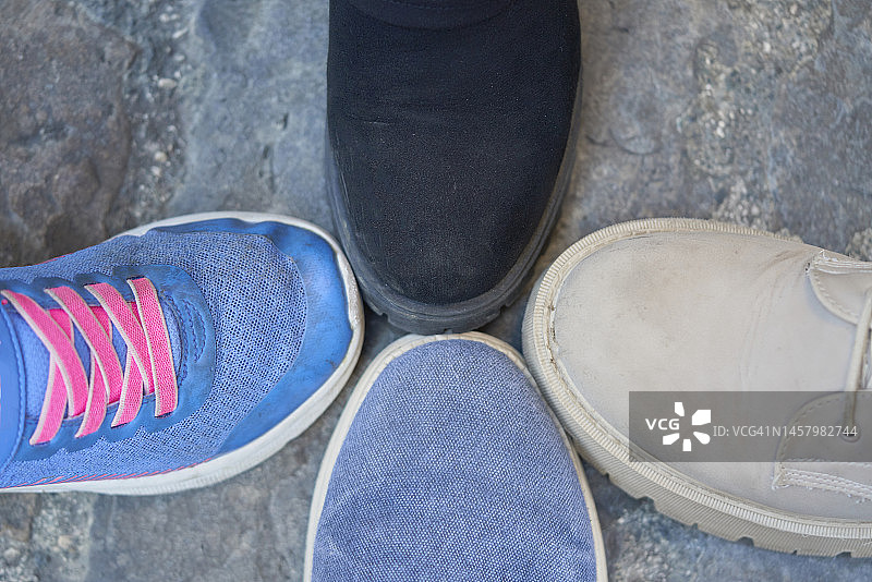 四人鞋尖交叉，不同型号颜色和纹理图片素材
