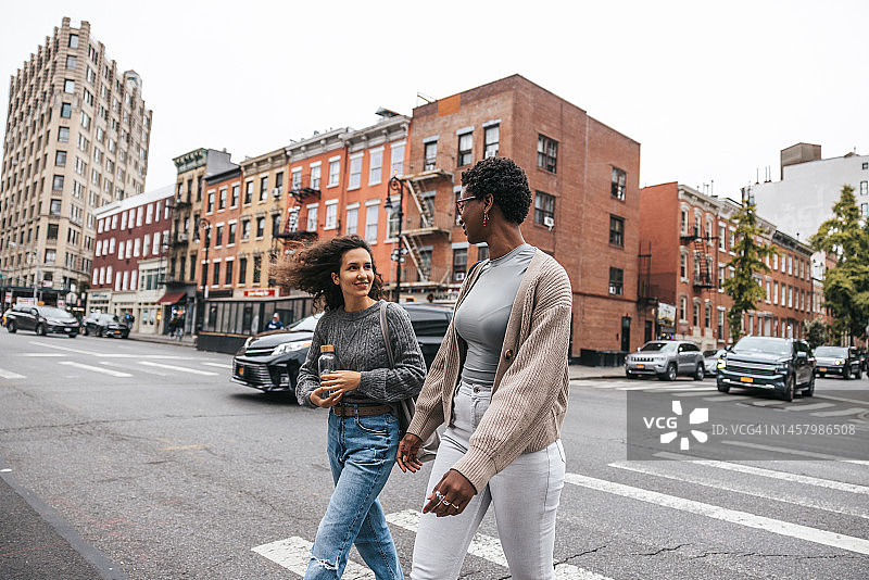 朋友们在纽约西村散步图片素材