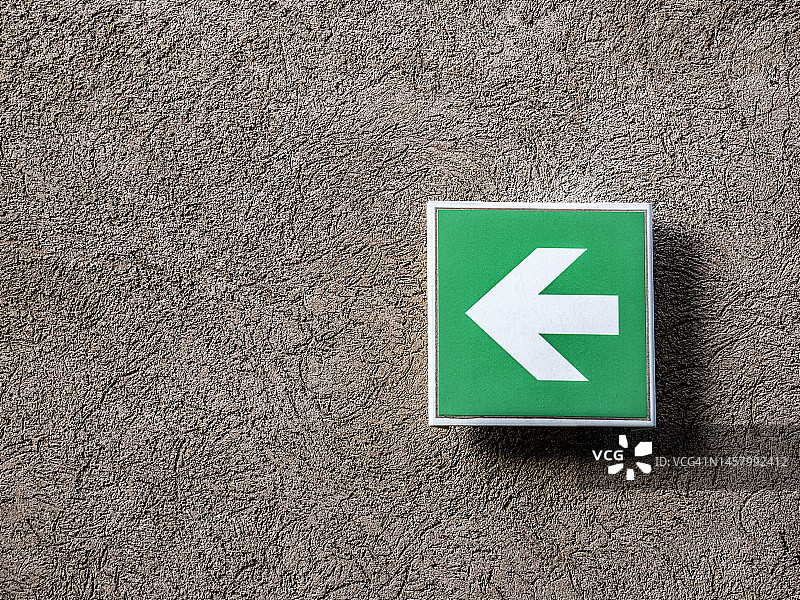 户外墙上的出口箭头指示牌图片素材