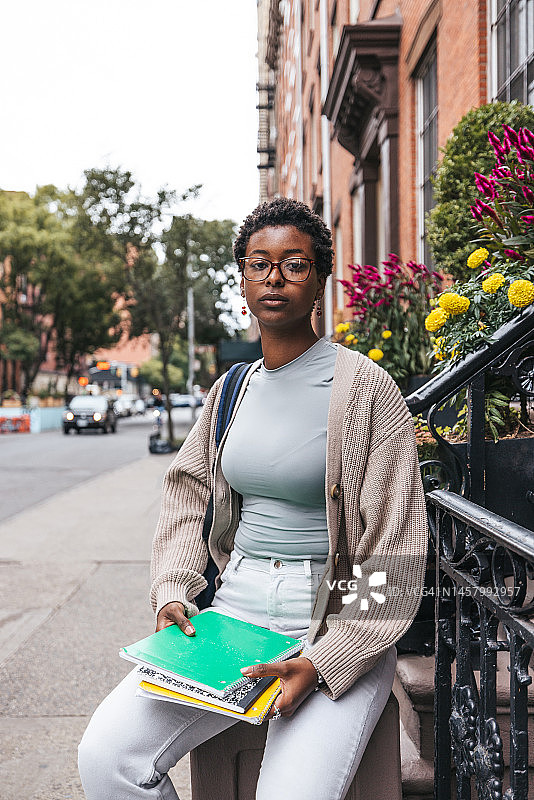 纽约的年轻女学生肖像图片素材