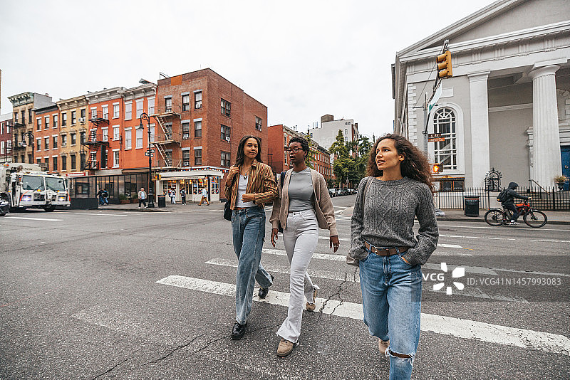 在纽约西村行走的三名学生图片素材