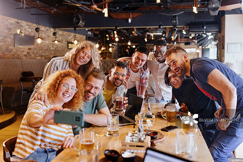 朋友们在酒吧自拍图片素材