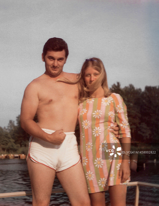 1967年左右的年轻情侣复古肖像图片素材