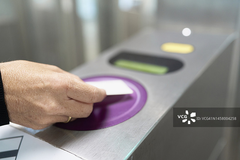 在法国巴黎火车站的十字转门处，一个人正在用手支付图片素材