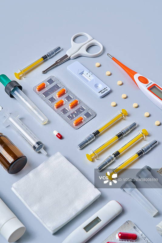 灰色背景上的医疗用品图片素材