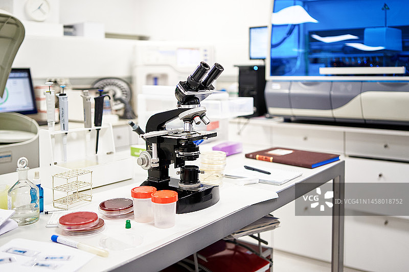 带有显微镜和分析样本的临床实验室图片素材