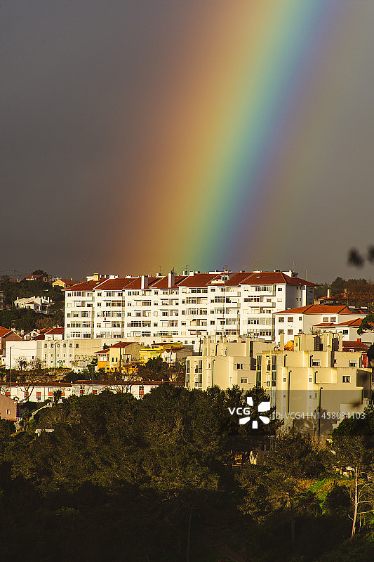 天空中巨大的彩虹图片素材