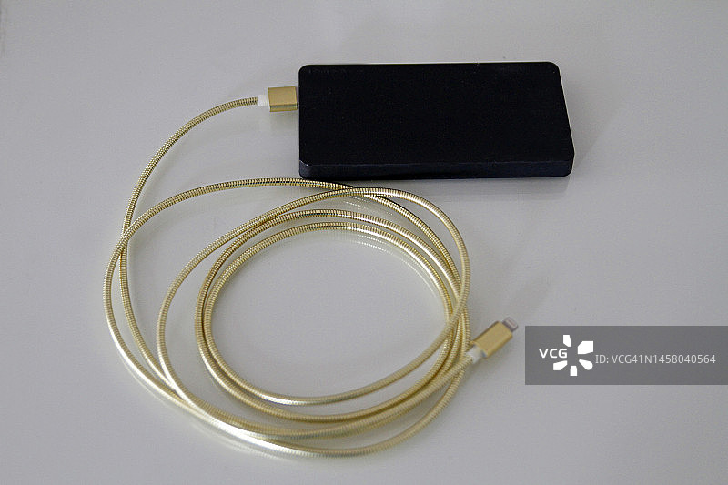 连接到便携充电器的智能手机图片素材