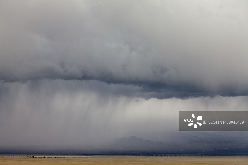 内华达沙漠中的暴风云图片素材