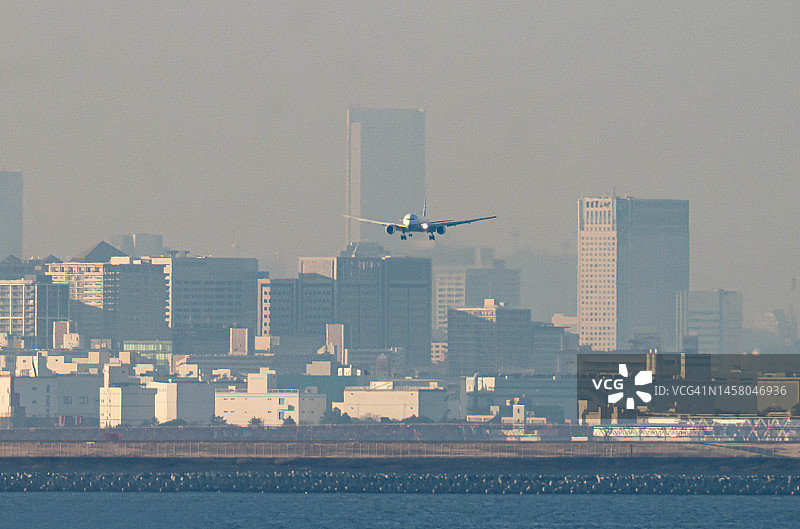 飞越日本东京海域的飞机图片素材