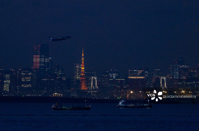 在日本东京上空飞行的飞机图片素材