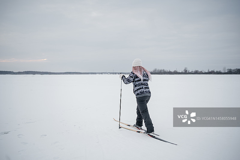 中年妇女冬季滑雪图片素材