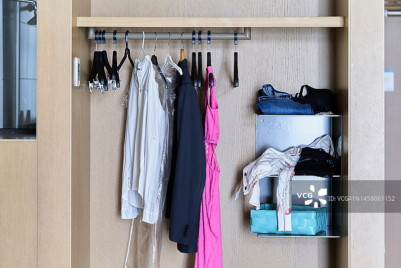 酒店房间衣柜挂钩上挂着的女士正装图片素材