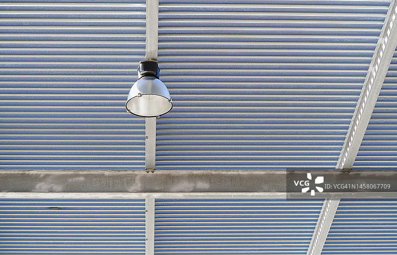 波纹锡屋顶上的低角度照明灯图片素材