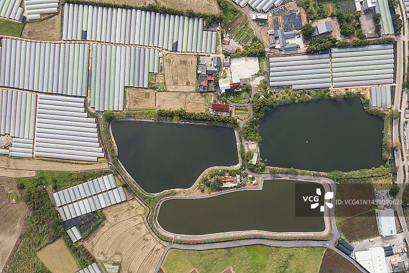 农业耕地、池塘和温室航拍图片素材