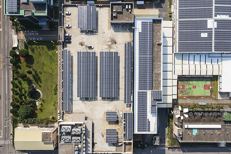 建筑物屋顶上的太阳能电池板图片素材